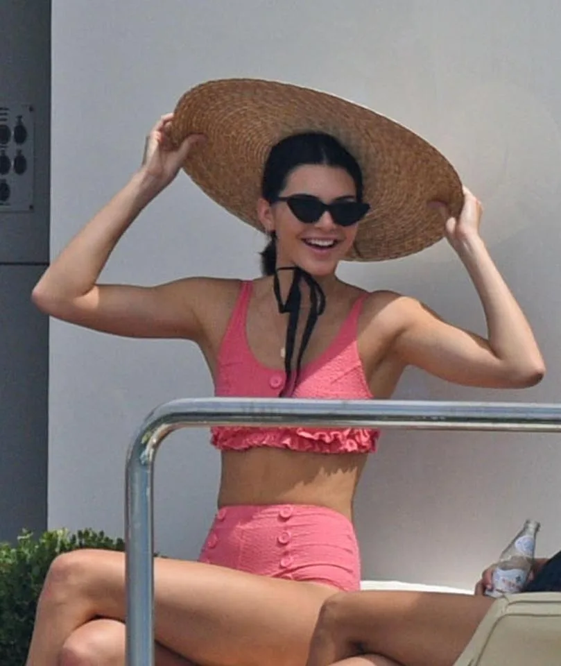 Cảm hứng phối đồ đi biển đẹp như Kendall Jenner