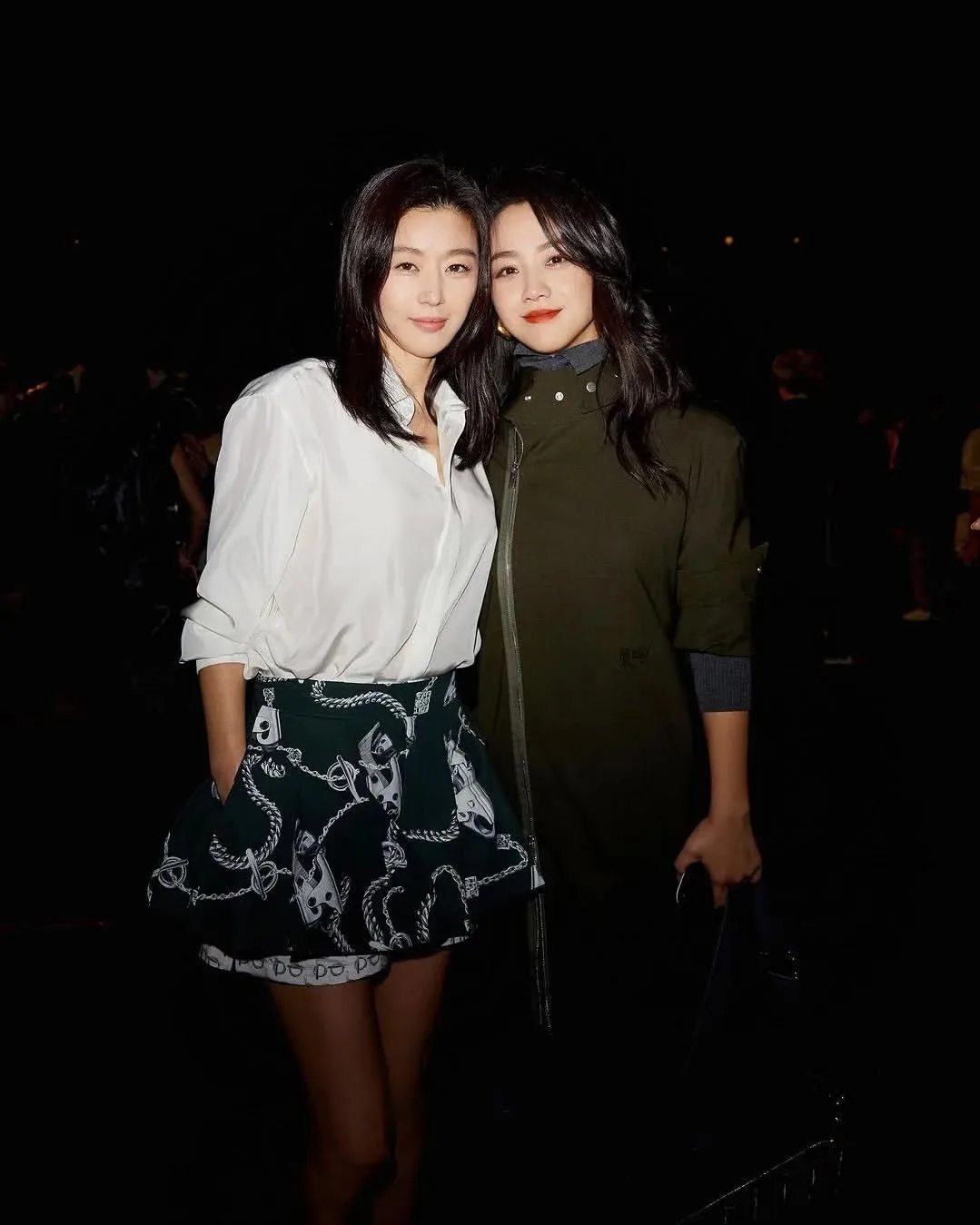 Jun Ji Hyun diện sơ mi phối váy