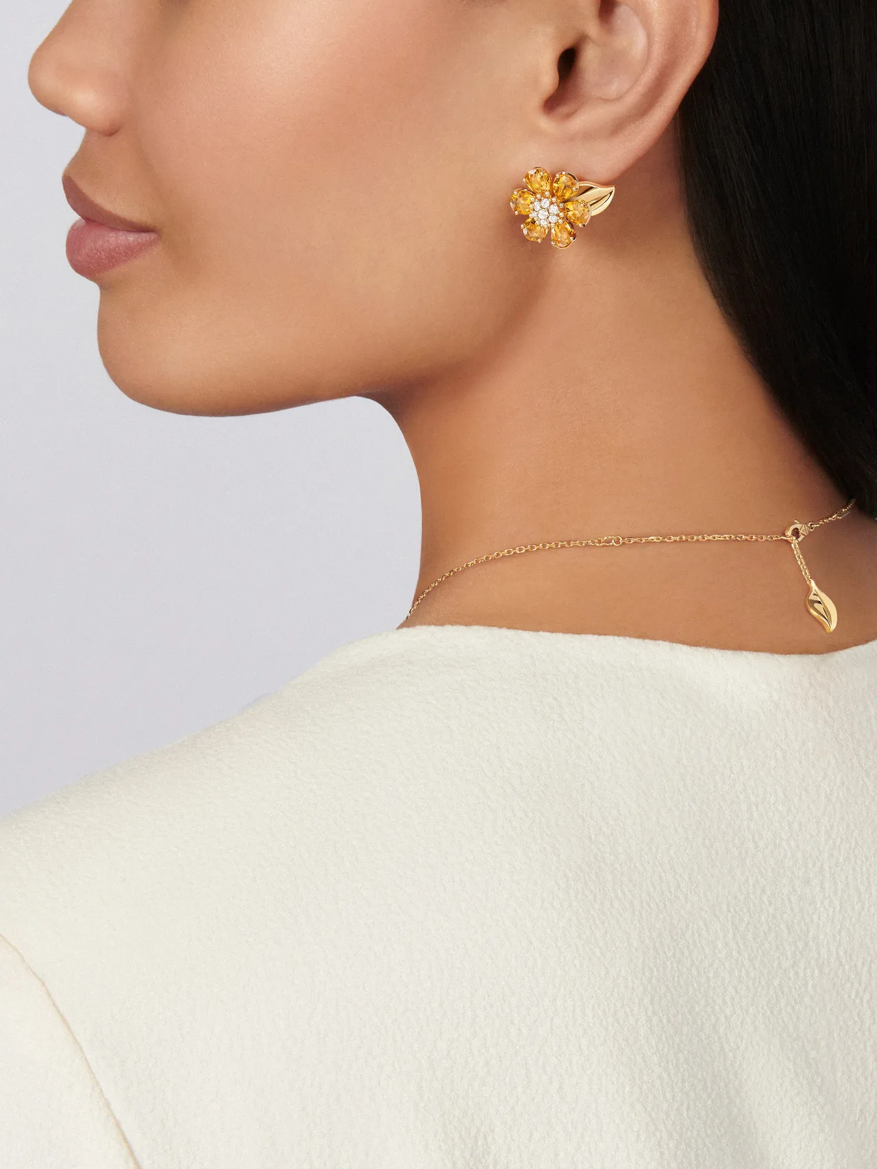 khuyên tai BST Fleurs d’Hawaï của Van Cleef & Arpels