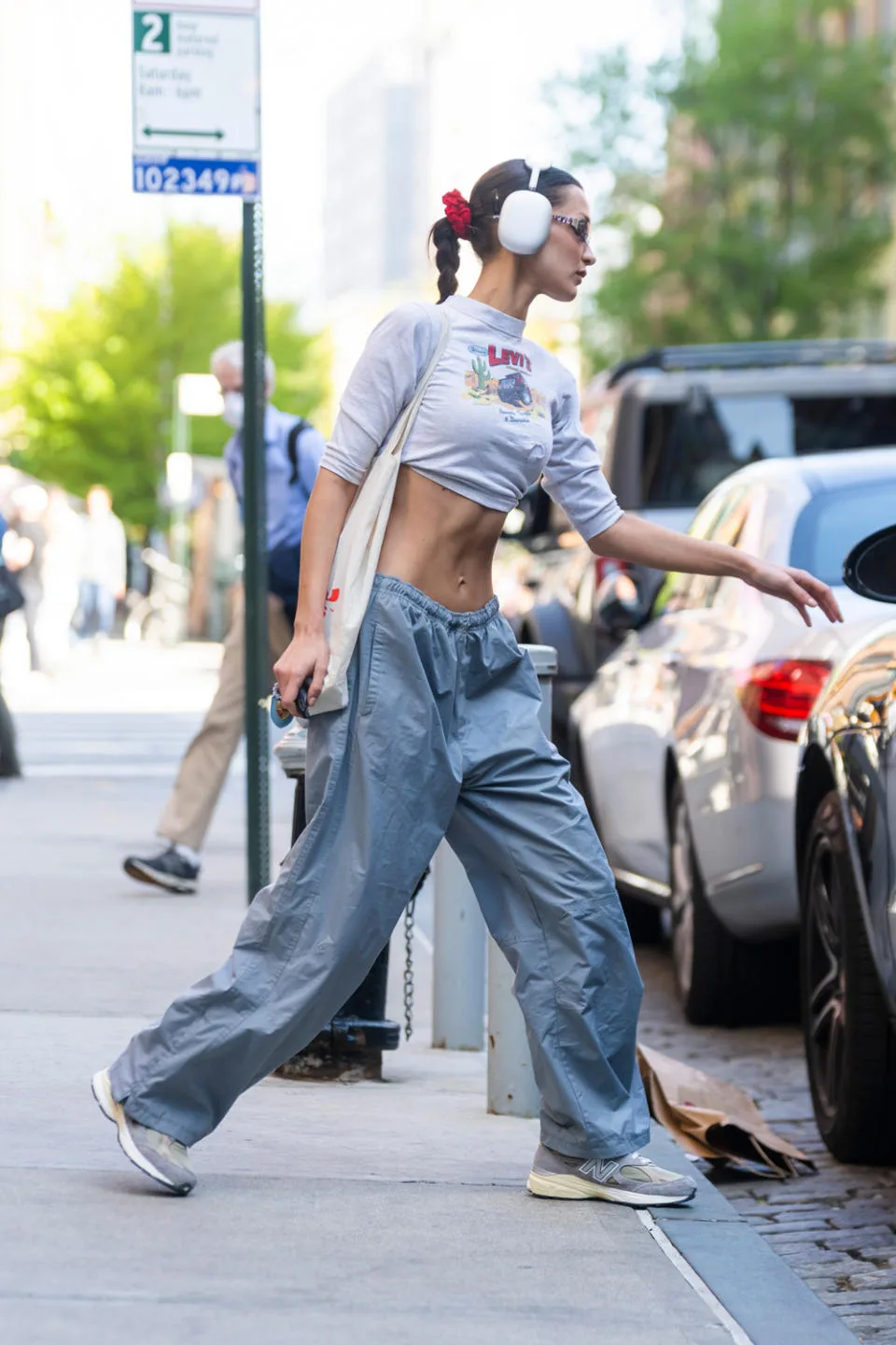 bella hadid tai nghe chụp tai