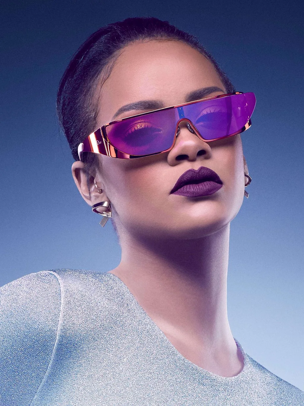 nữ ca sĩ Rihanna diện Dior Sunglasses màu tím