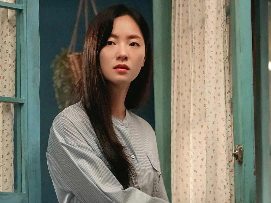 gương mặt Jeon Yeo-bin cùng layout trang điểm tông nude