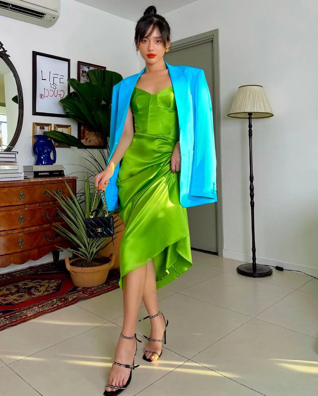 áo khoác đi cùng đầm lụa bóng
