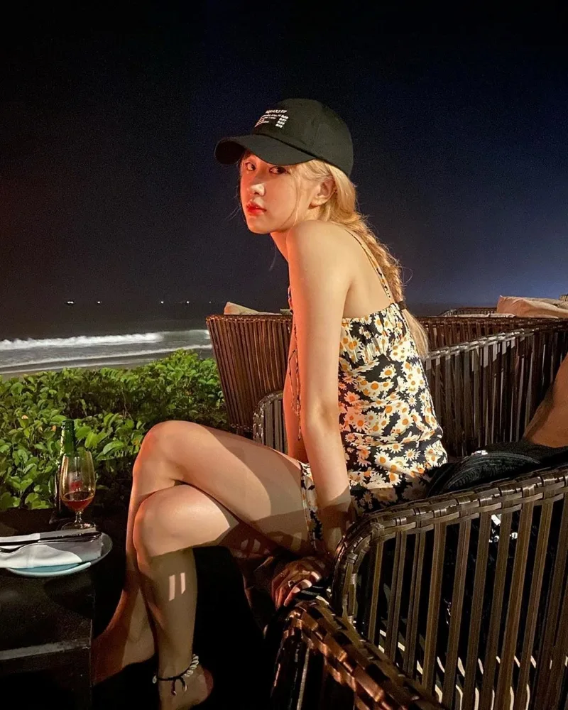 roses_are_rosie diện váy hoa nhí đen vàng