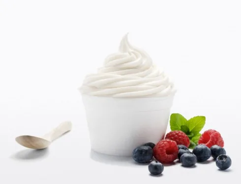 Yogurt-duong-trang-da-nhanh-moi-ngay-elle-vn