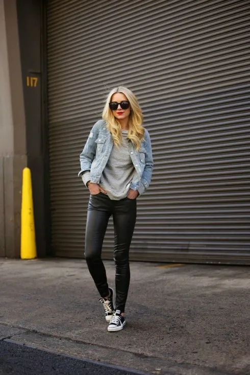 Kết hợp áo khoác jeans với một phong cách cổ điển với giày thể thao, quần legging đen là phong cách dễ áp dụng nhất cho tất cả chúng ta. ao-khoac-dep-cho-nu-denim (1)