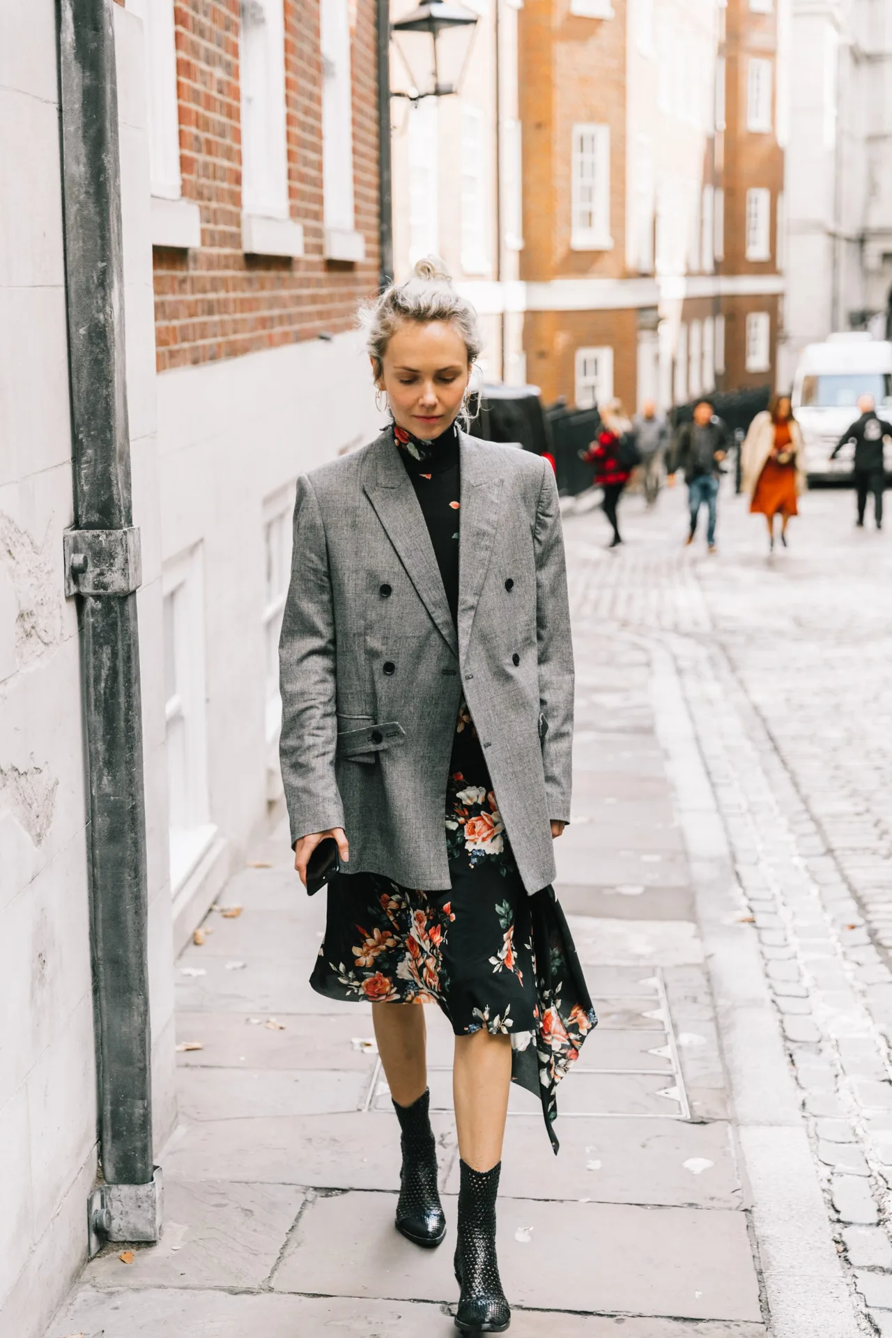 blazer đầm hoa đen tóc búi