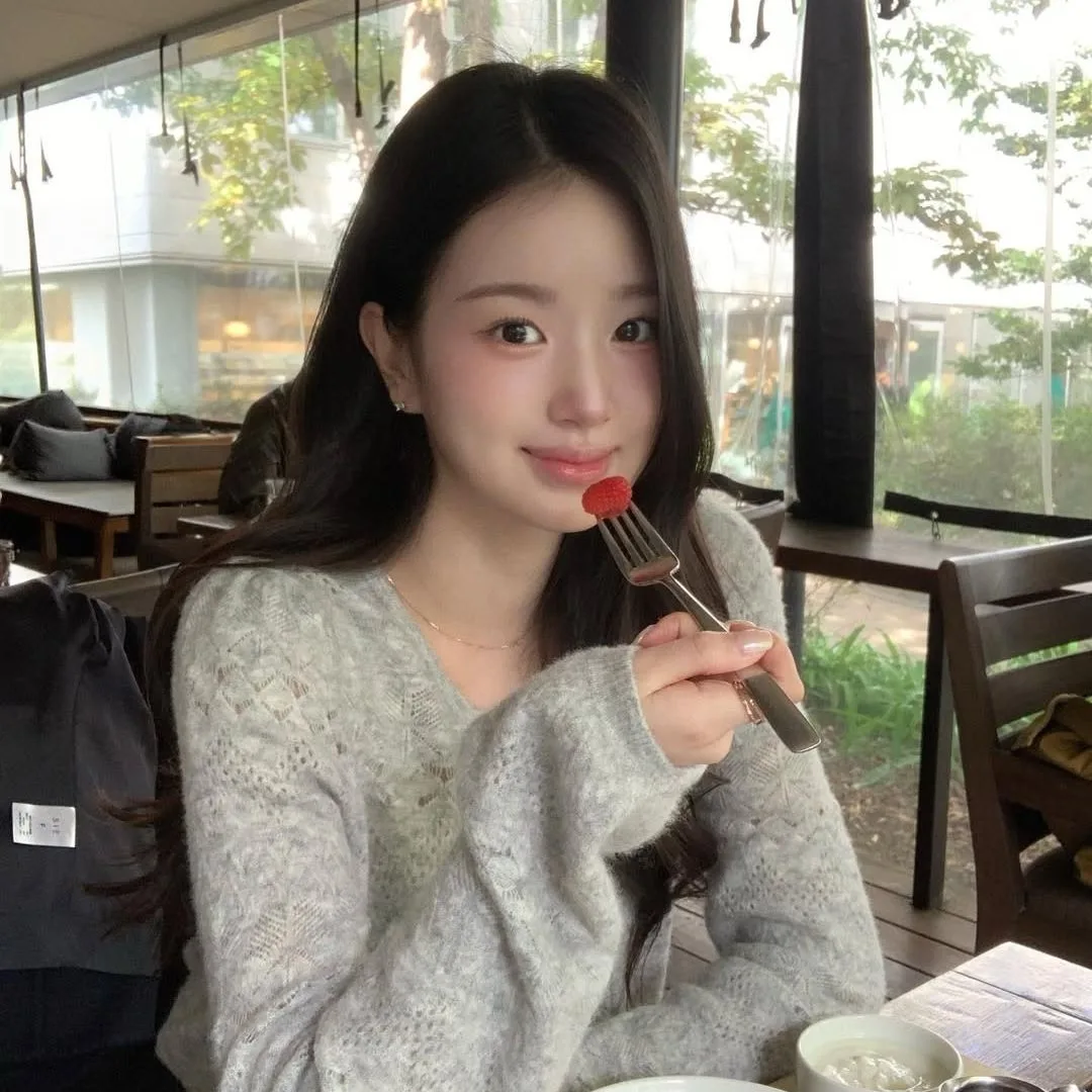 cô gái đang thưởng thức đồ ăn
