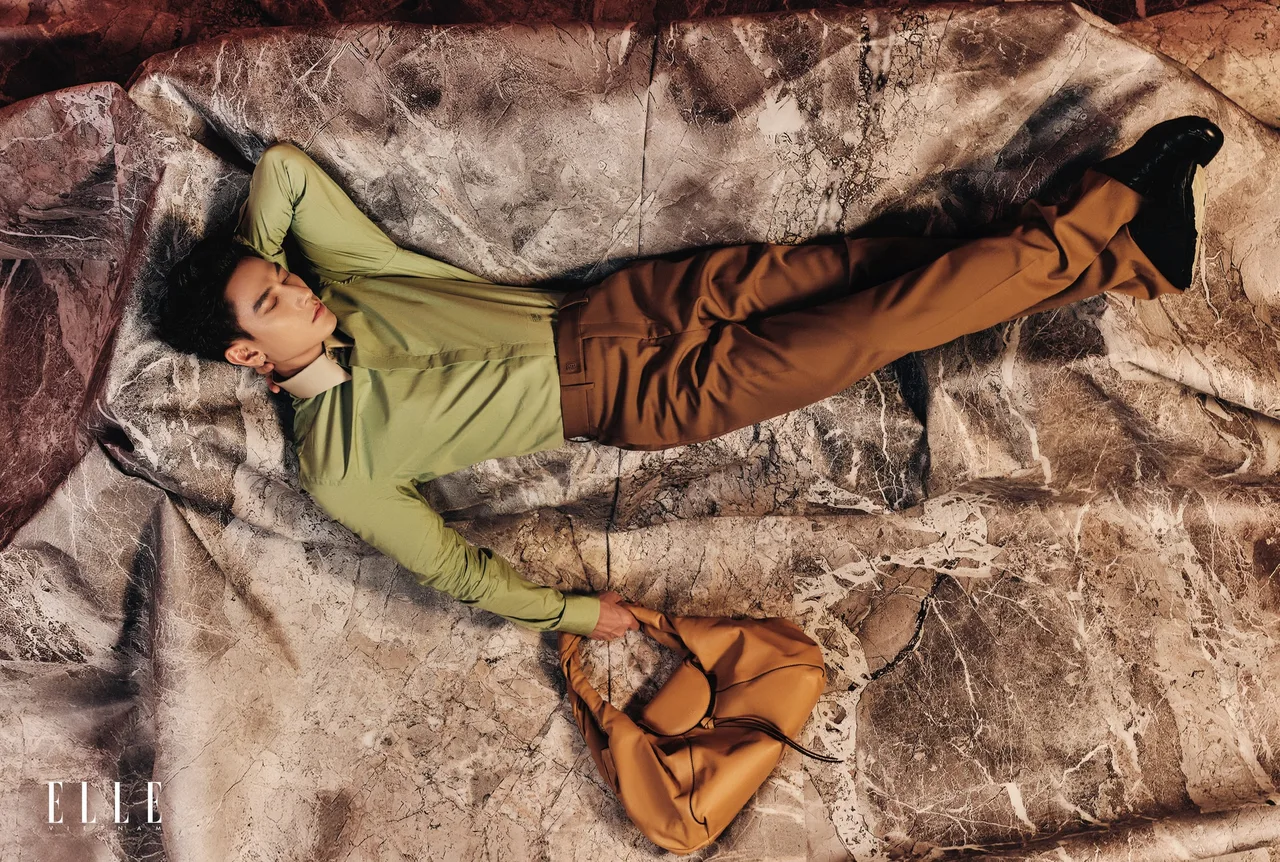 Isaac diện trang phục fendi