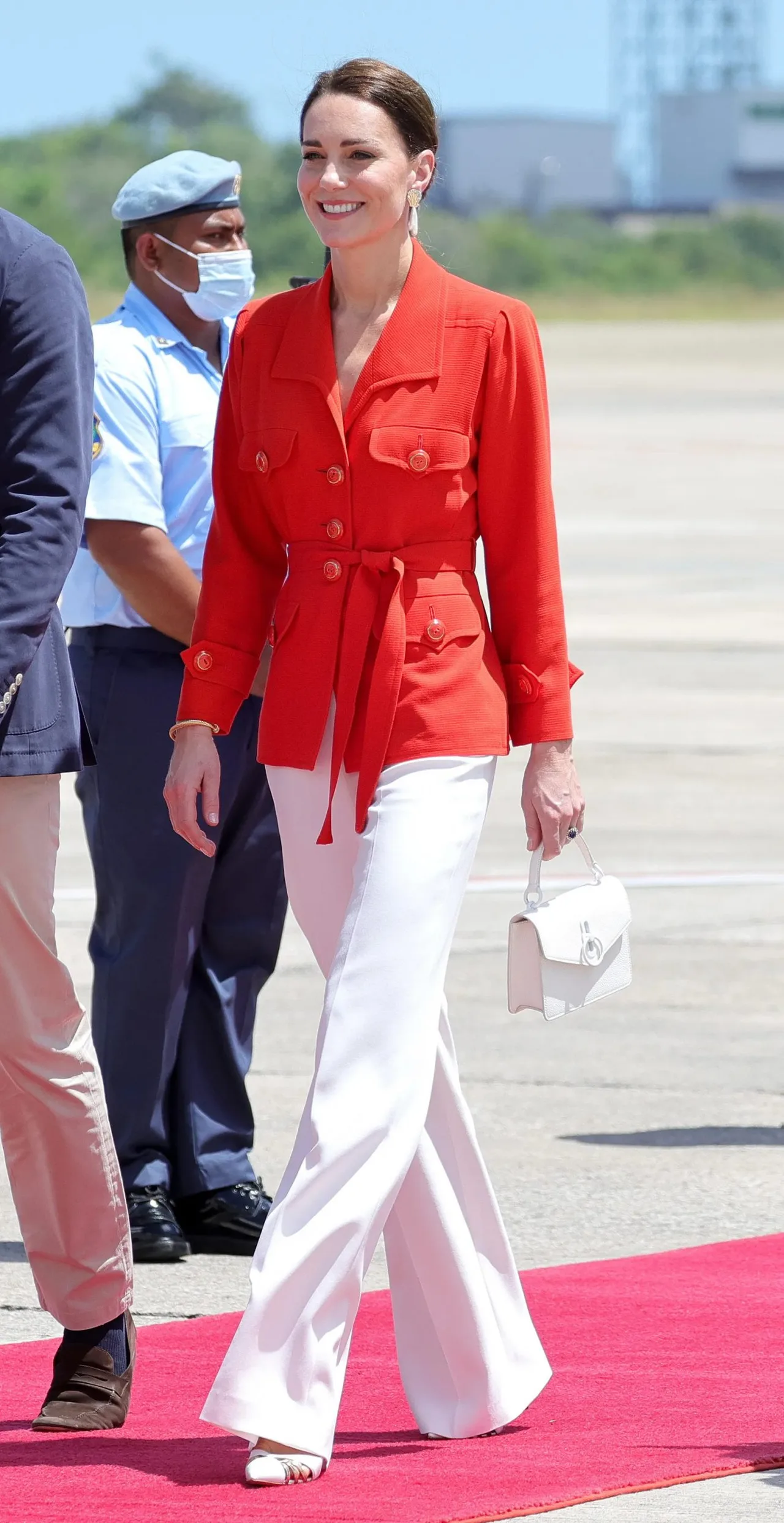 Kate Middleton ưa chuộng phối với quần ống suông
