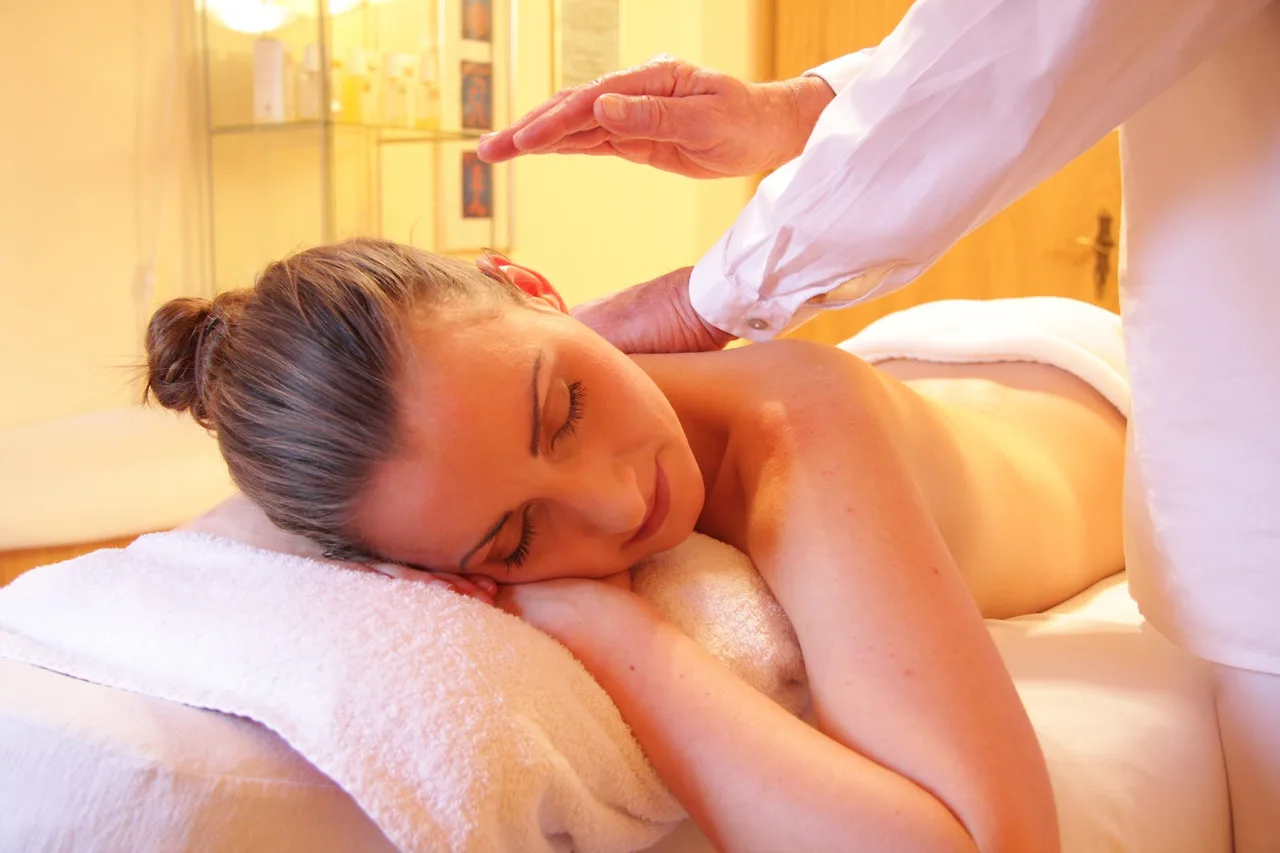 CBD-Cô gái đang massage.