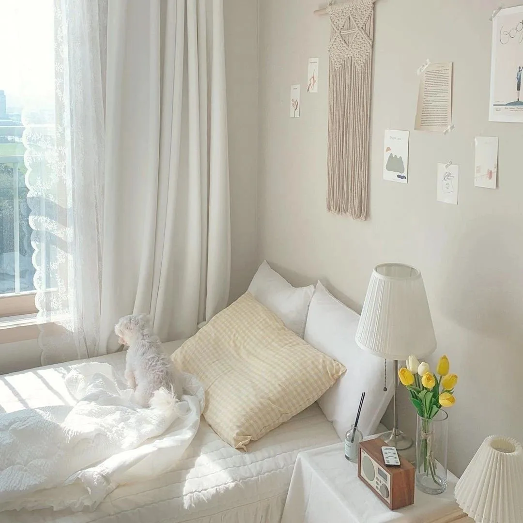 giường ngủ đặt gần cửa sổ