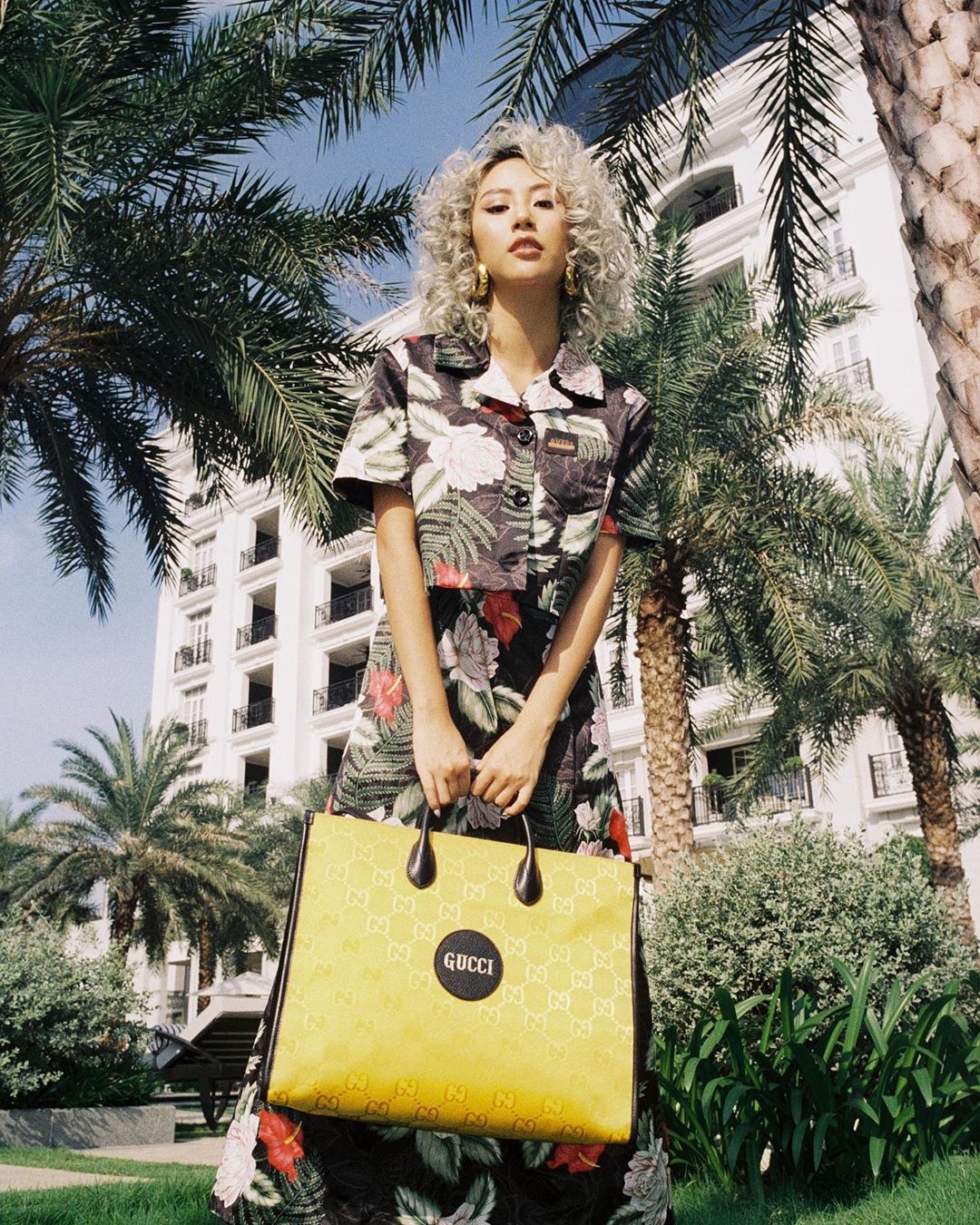 Xu hướng mặc đẹp - Quỳnh Anh Shyn xách túi Gucci cỡ đại màu vàng