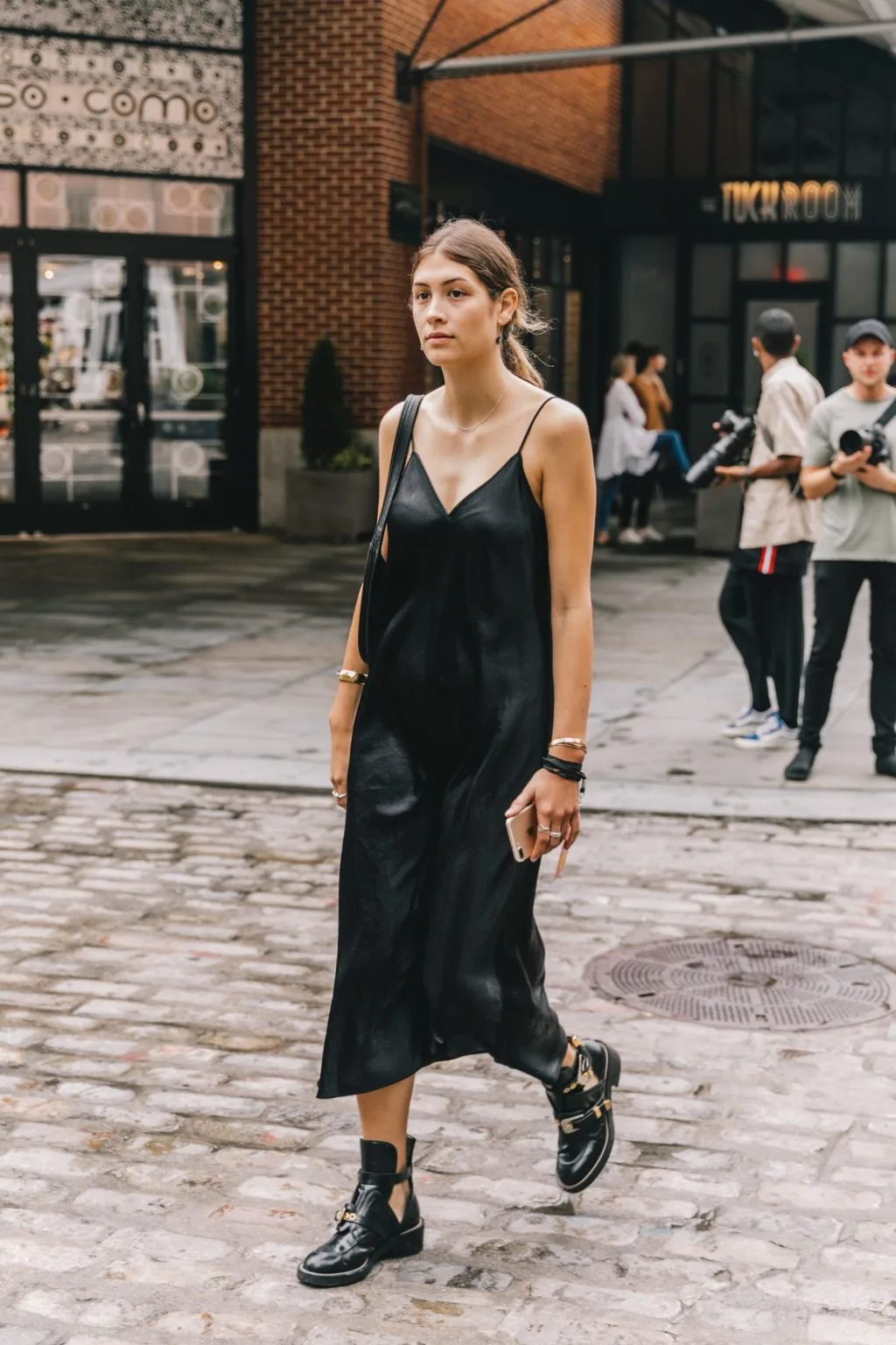 slip dress lụa màu đen và giày boots đen