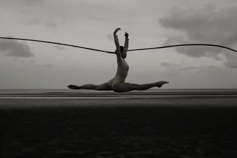 “Tóc” múa ballet trong bộ ảnh nghệ thuật “Arch” của Đỗ Hải Anh