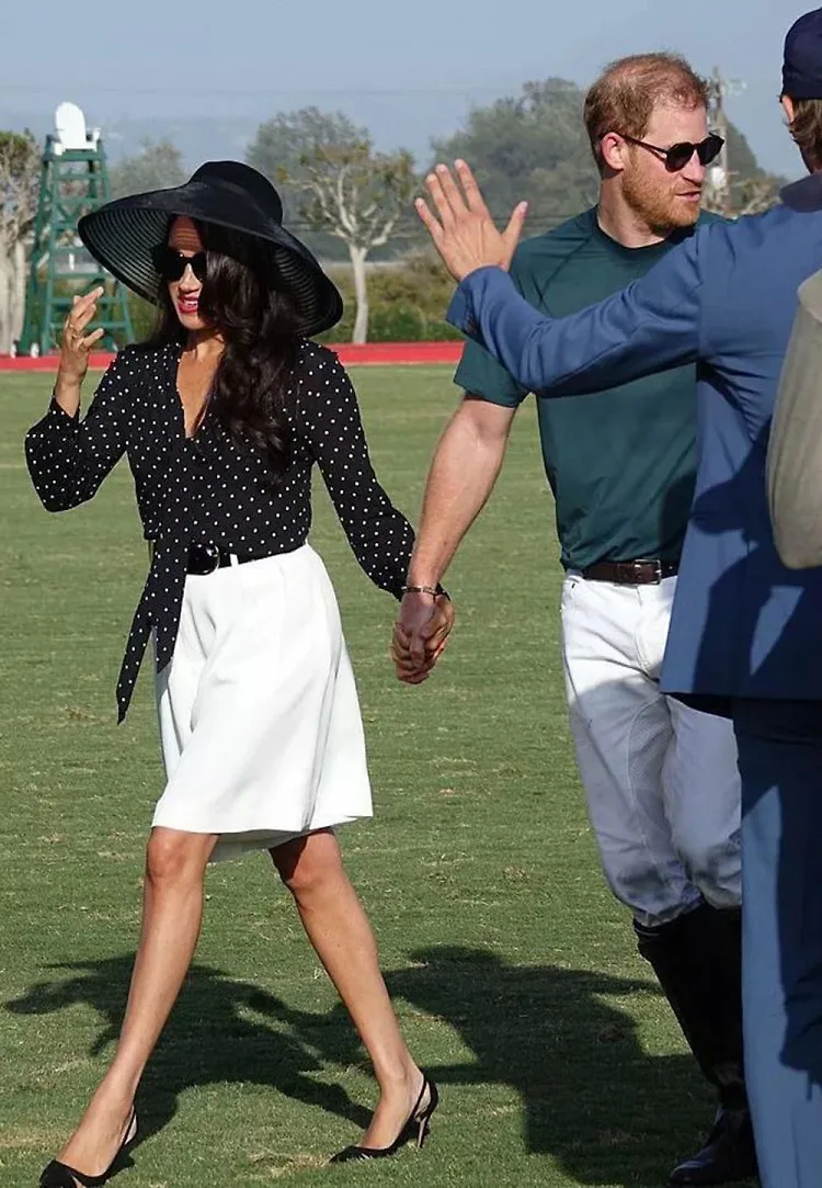 megan markle mặc áo cánh chấm bi