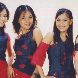 Thời trang Việt Nam những năm 2000, Y2K nước nhà khác gì thế giới?