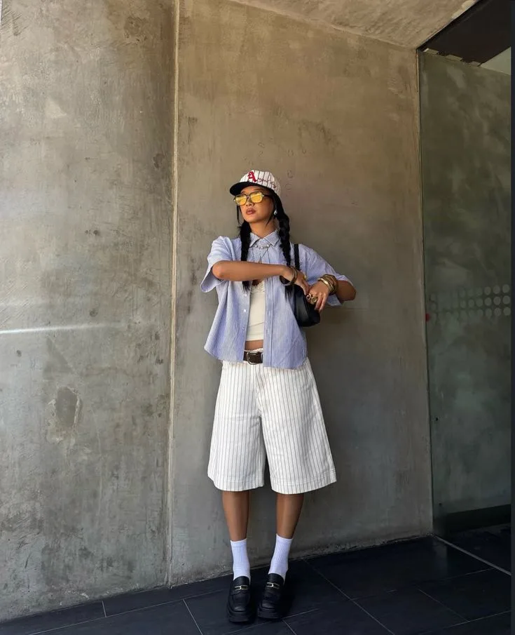 Combo sơ mi tay ngắn và quần short jeans: Sự lựa chọn tối ưu để "giải nhiệt" dưới cái nắng mùa Hè.