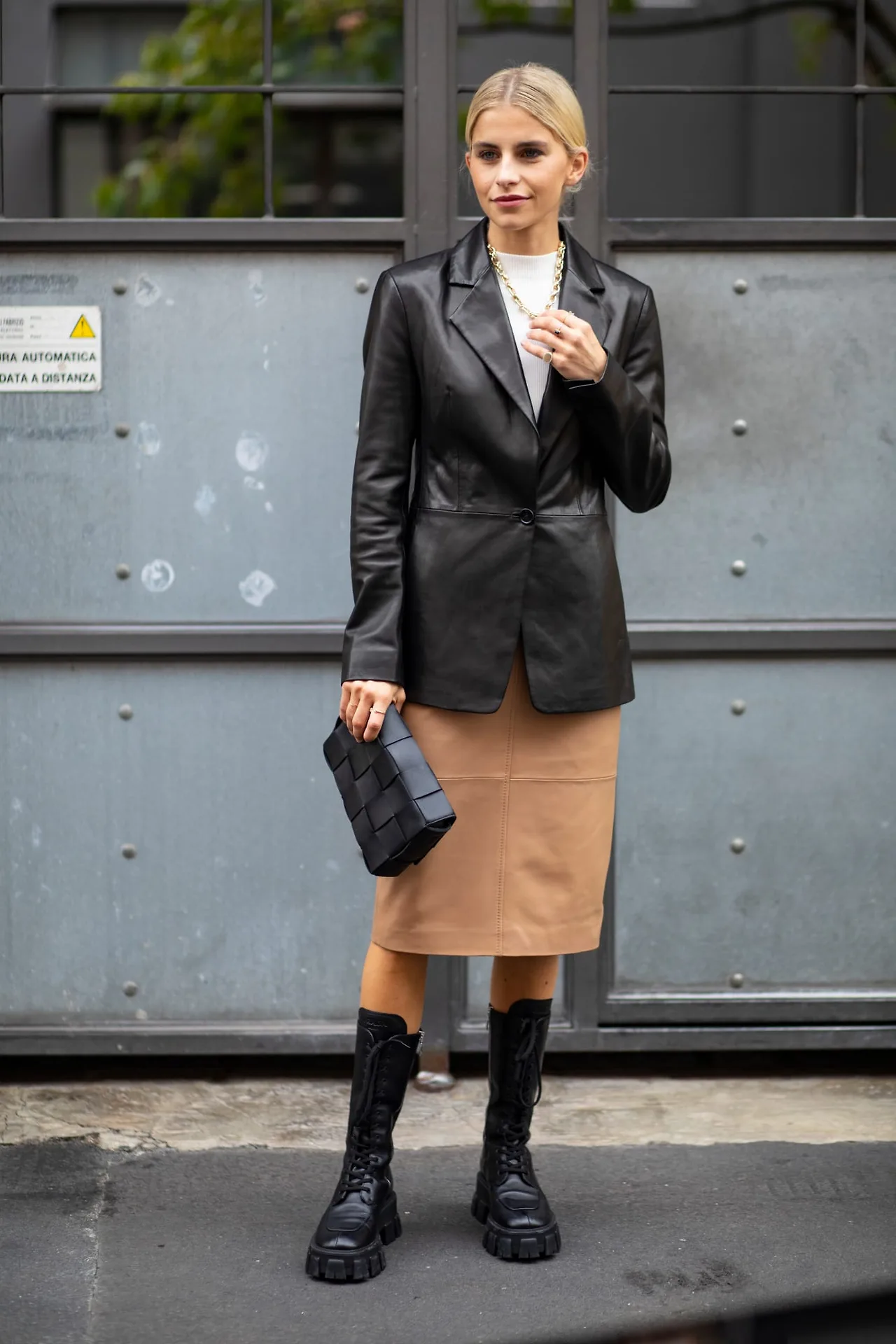 khi phối da cùng chất liệu khác, nhiều fashionista chọn item có màu sắc hài hoà