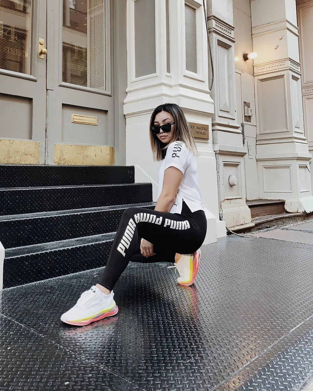 alyssa lenore phối đồ athleisure theo màu tóc ombre