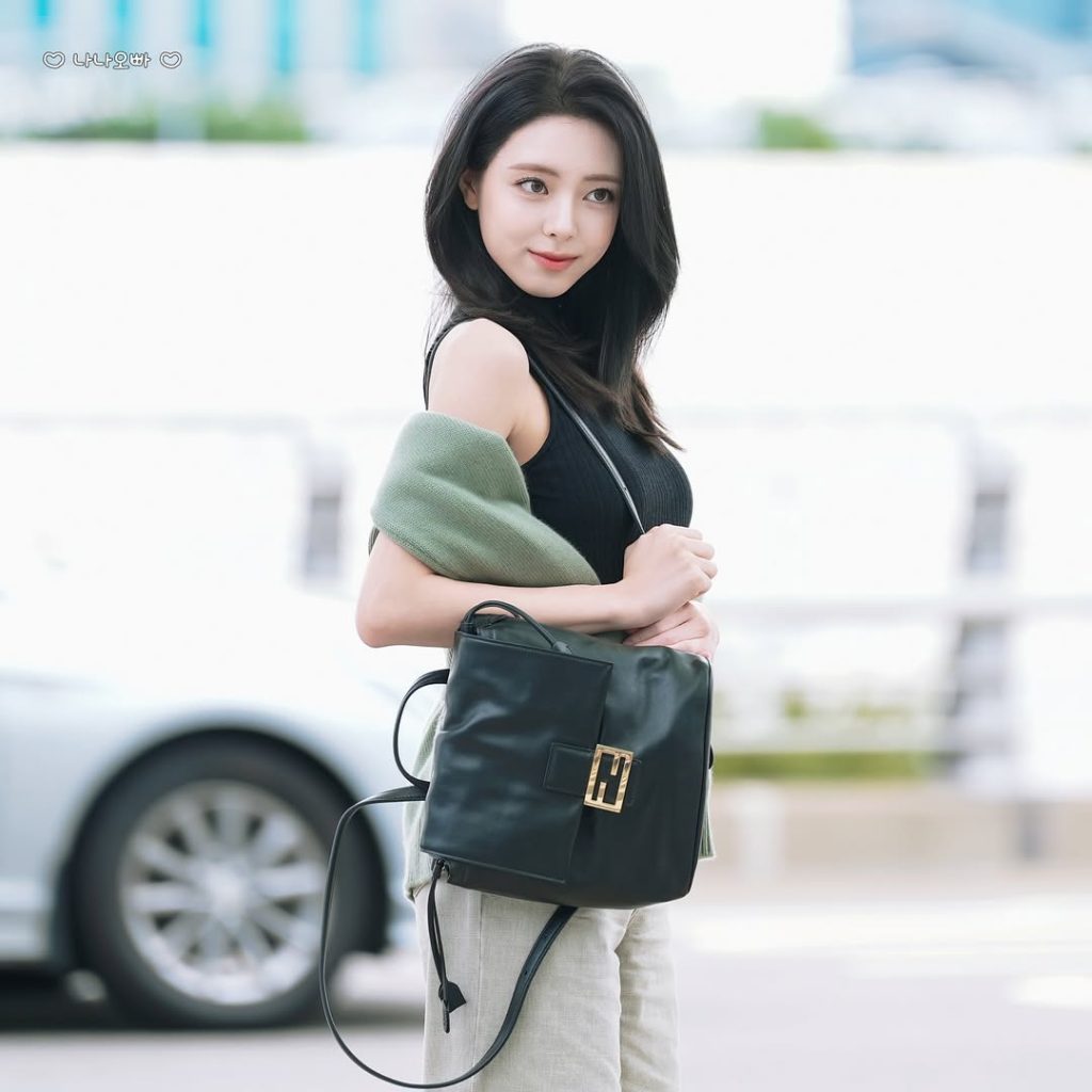Balo da đen đồng hành cùng blazer sáng màu – công thức thanh lịch tối giản