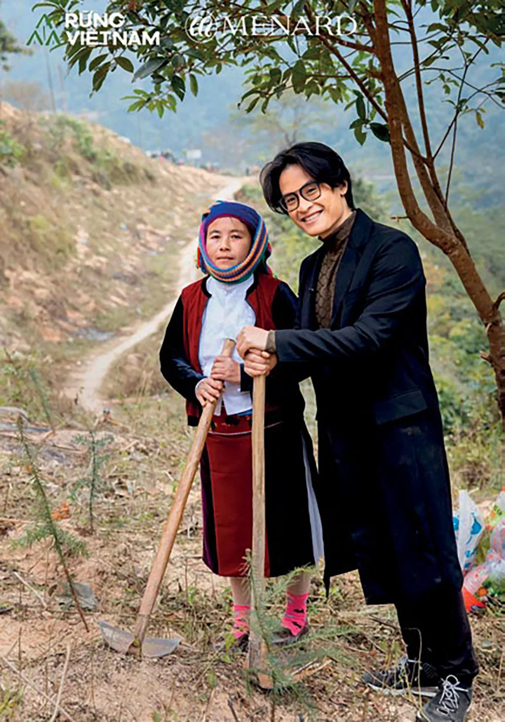 Hà Anh Tuấn cùng người dân bản địa Hà Anh Tuấn cùng người dân bản địa