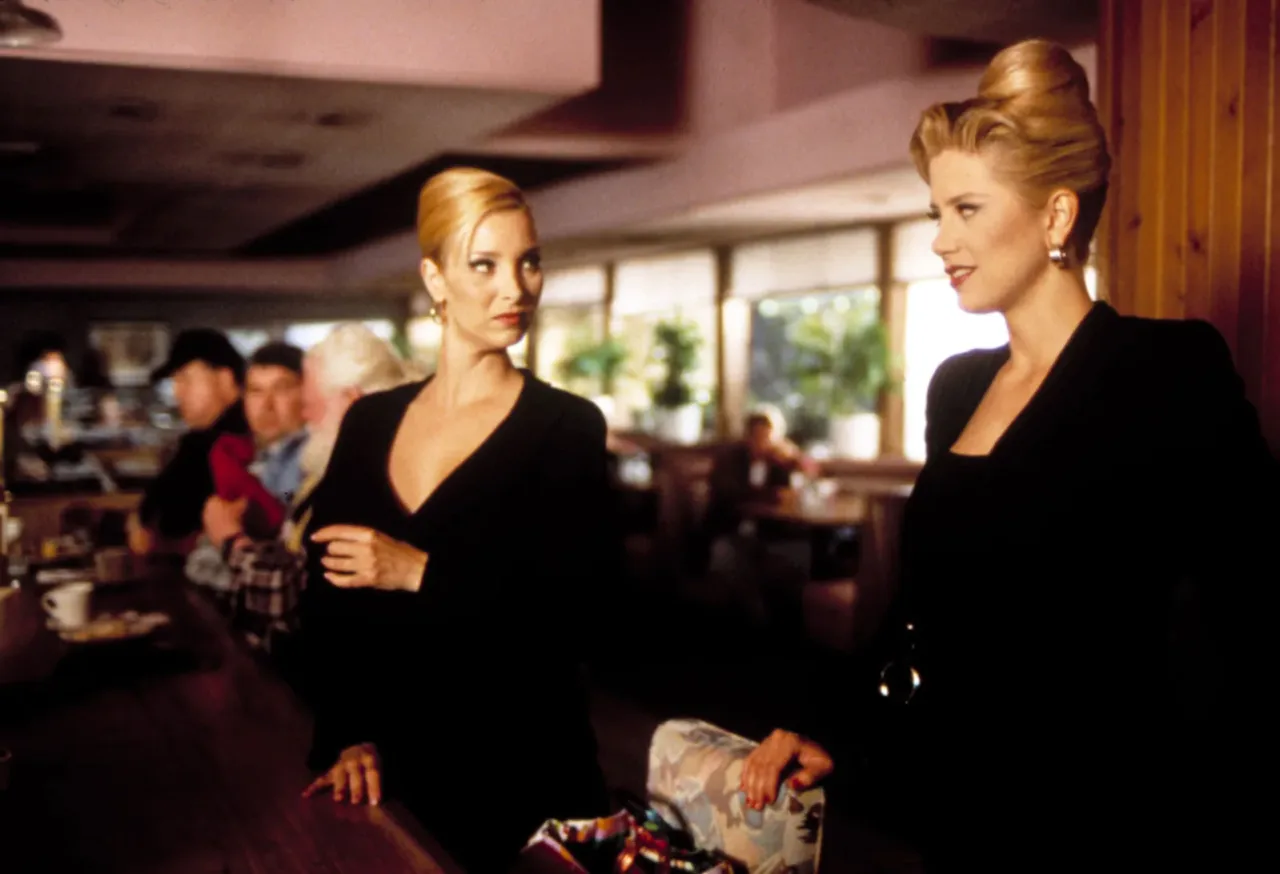 Thời trang retro Phim Romy and Michele’s High School Reunion