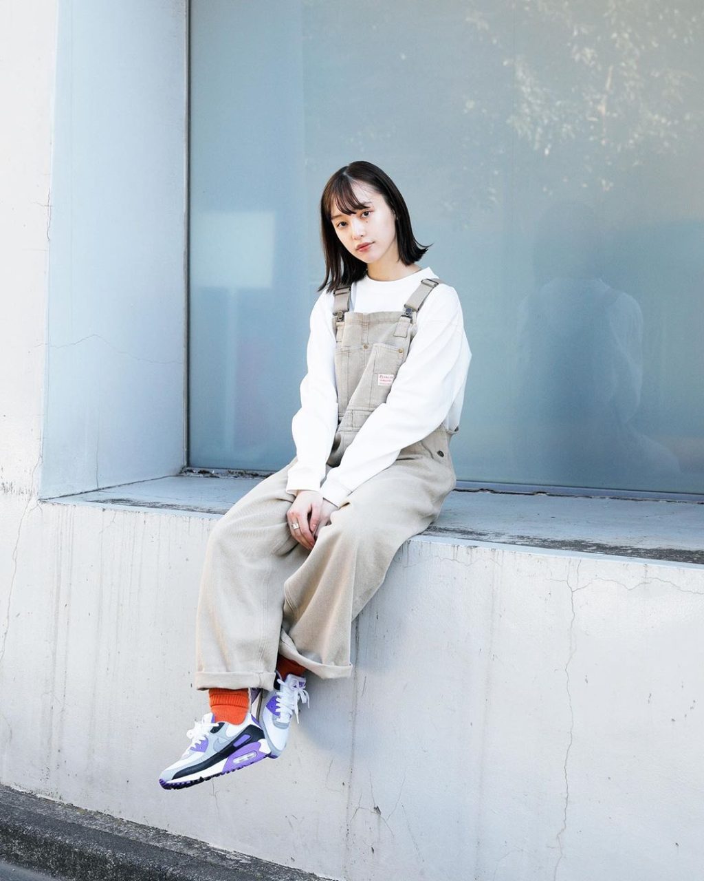 Tất cotton cổ thấp ôm vừa chân, kết hợp hoàn hảo cùng sneaker trắng mang tinh thần tối giản hiện đại.