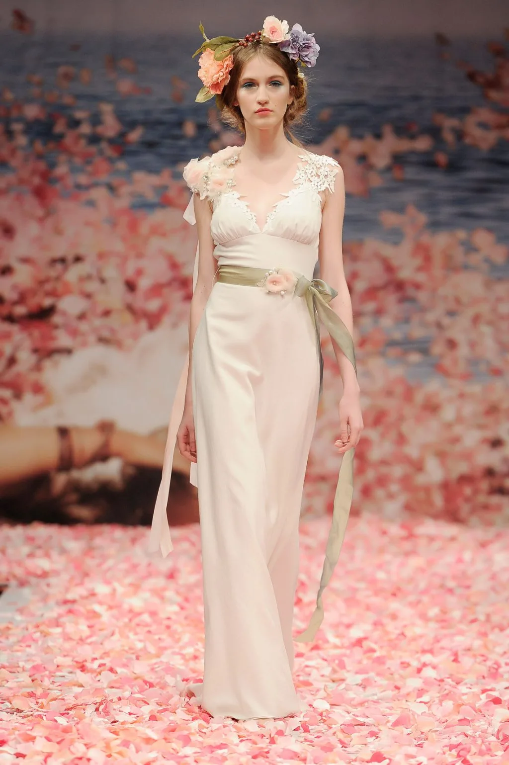 tóc búi cô dâu từ bst Claire Pettibone. tóc búi cô dâu từ bst Claire Pettibone.