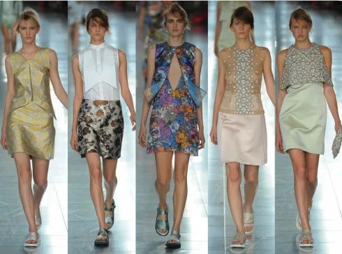 Bộ sưu tập của Christopher Kane lấy cảm hứng từ thời trang những năm 60, kết hợp đa dạng những chất liệu vải đính trang trí và hoa văn trang nhã.