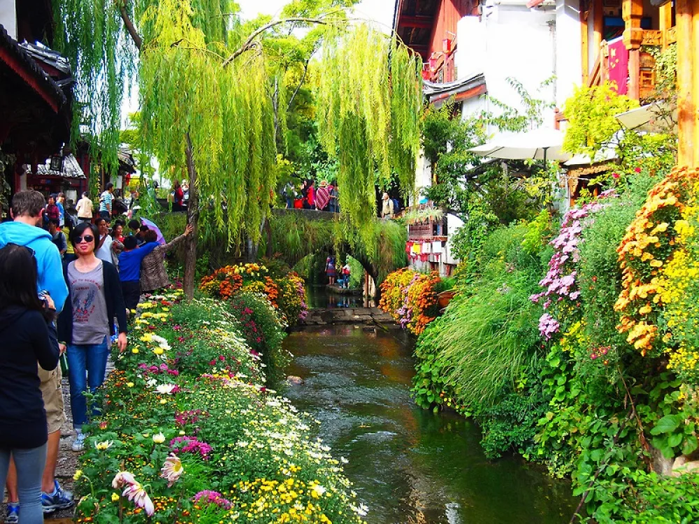9 con đường đẹp chỉ có ở chốn thần tiên Lý Giang được chia làm 2 khu: khu phố cổ được UNESCO công nhận và khu phố mới. Người địa phương cho rằng: thị trấn tồn tạ được là nhờ nước, và nước tồn tại được là nhờ thị trấn.