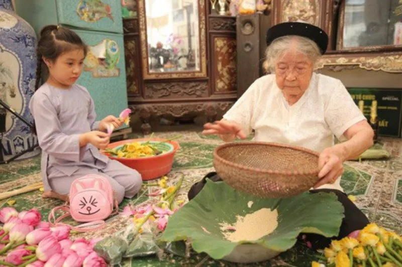 hai bà cháu làm trà sen