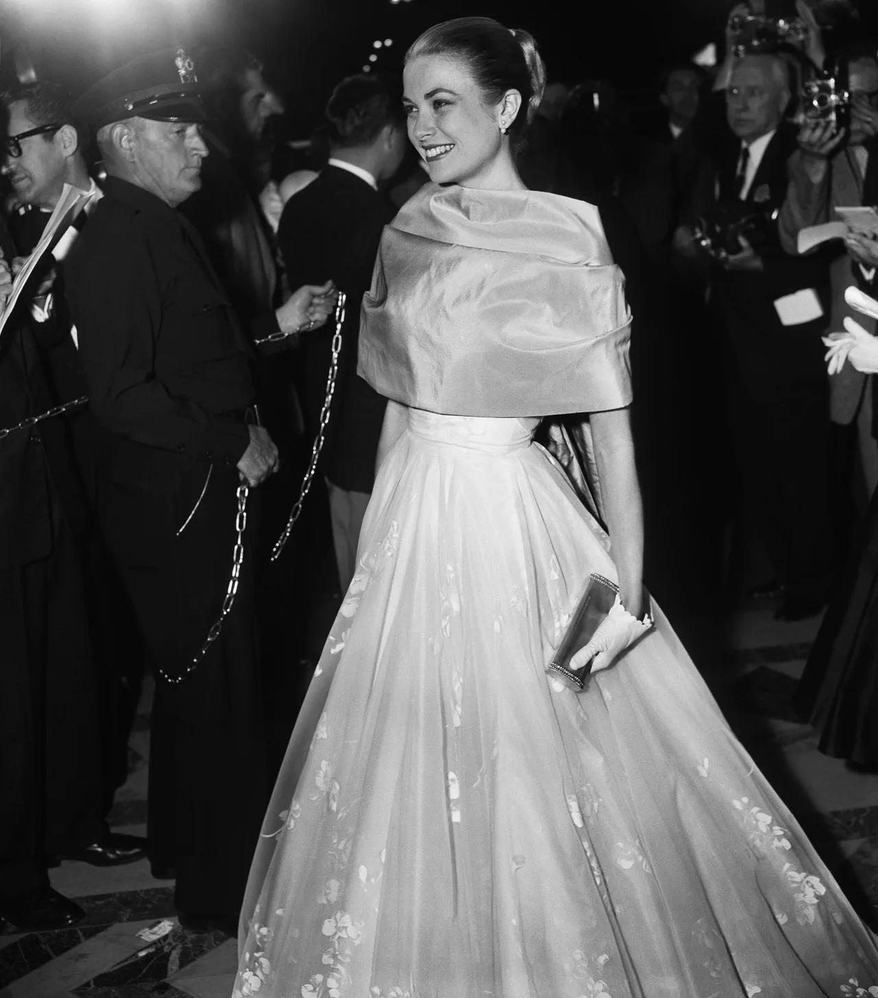 Đầm và áo choàng lạ mắt của Grace Kelly