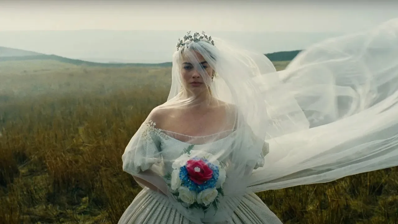 Margot Robbie mang đến một Catherine Earnshaw kiêu hãnh nhưng cũng rất đỗi mong manh. (Ảnh: The Hollywood Reporter)