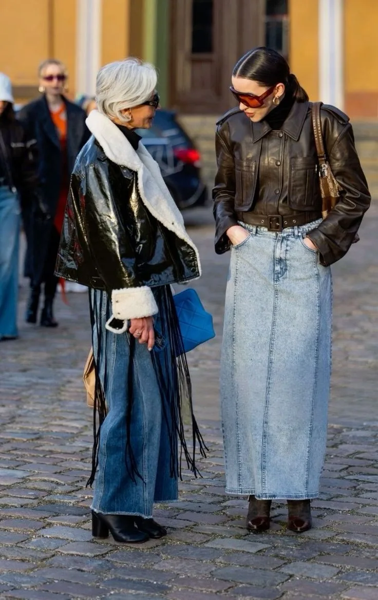 chân váy jeans phối áo khoác da