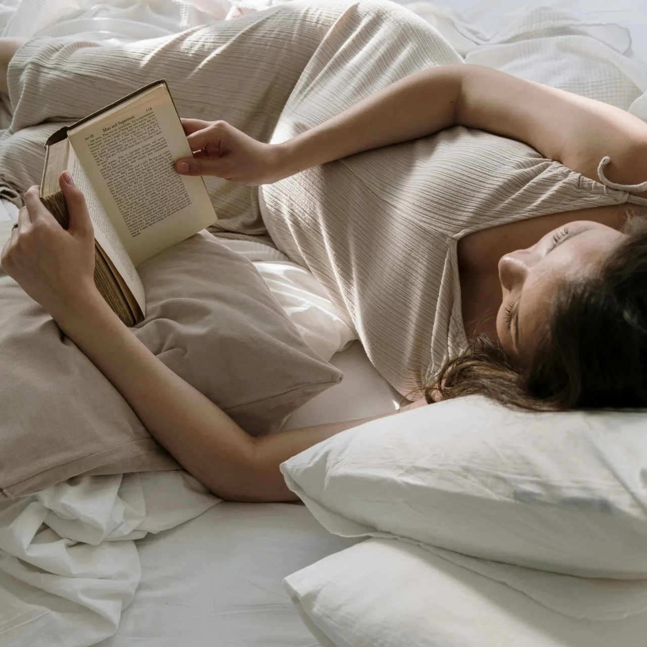 Cô gái đọc sách thư giãn