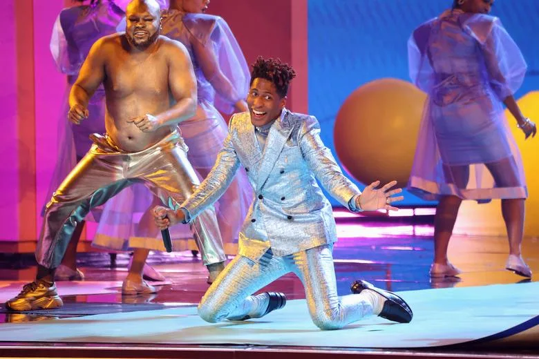 jon batiste quỳ gối trình diễn tại grammy 2022