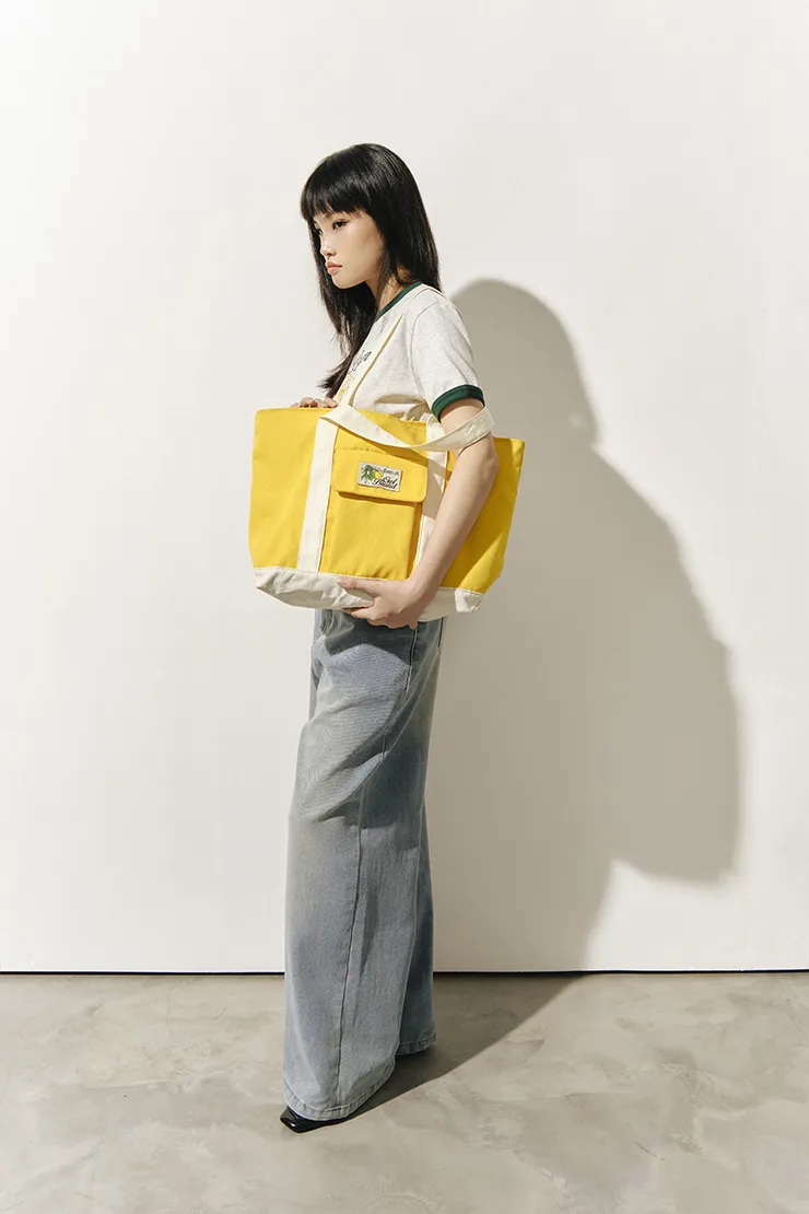 Outfit với áo thun, quần baggy và túi tote canvas