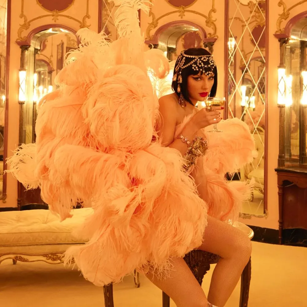 Hình ảnh kiểu makeup Taylor Swift lựa chọn lấy cảm hứng từ nữ hoàng Ai Cập Cleopatra trong photoshoot quảng bá cho album "The Life of a Showgirl" sắp sửa ra mắt vào tháng 10 năm 2025.
