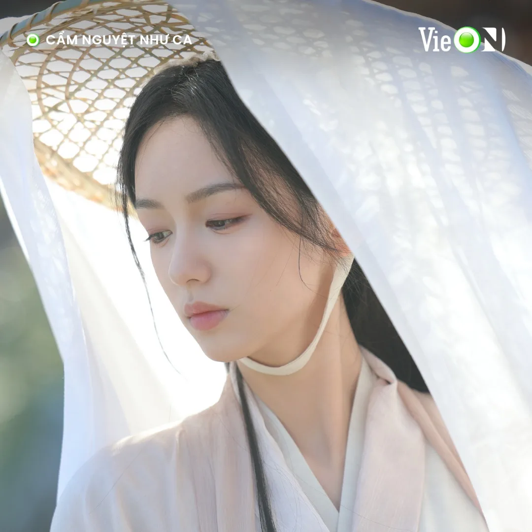 Châu Dã kết hợp yếm lụa và áo khoác voan