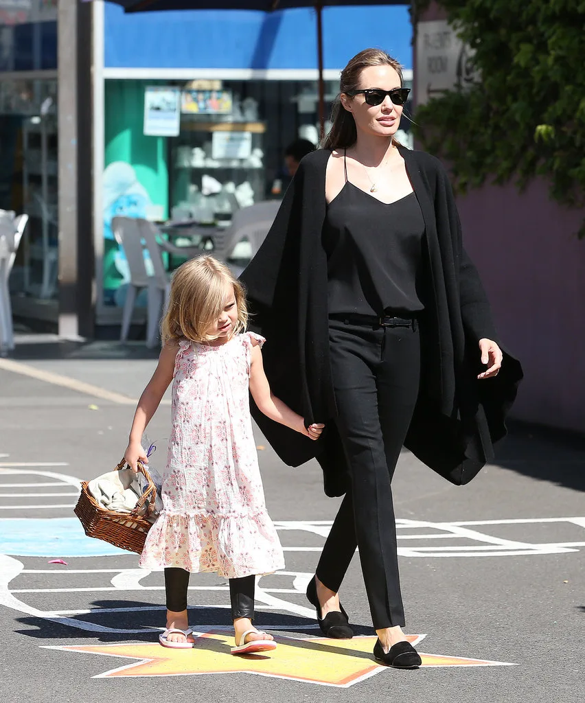 Phong cách thời trang tuổi 40 của Angelina Jolie - ellevn