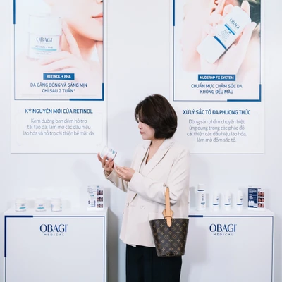 người phụ nữ đang xem giải pháp chăm sóc da có thành phần chính là Retinol và PHA của Obagi Medical