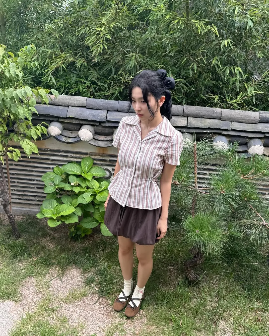 Seulgi ưu tiên chọn giày ballet đan dây chéo để giữ giày ôn sát bàn chân, điểm xuyến bằng một chiếc nơ nhỏ nữ tính trước mũi giày.