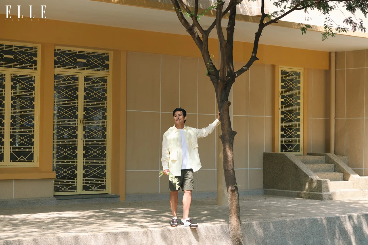 Thiên Minh trong trang phục linen của UNIQLO