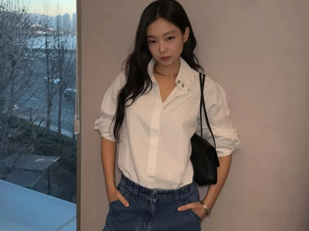Jennie diện áo sơ mi trắng