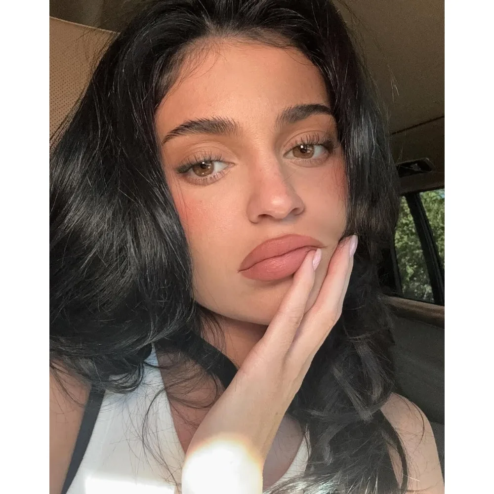 Kylie Jenner chống tay lên cằm