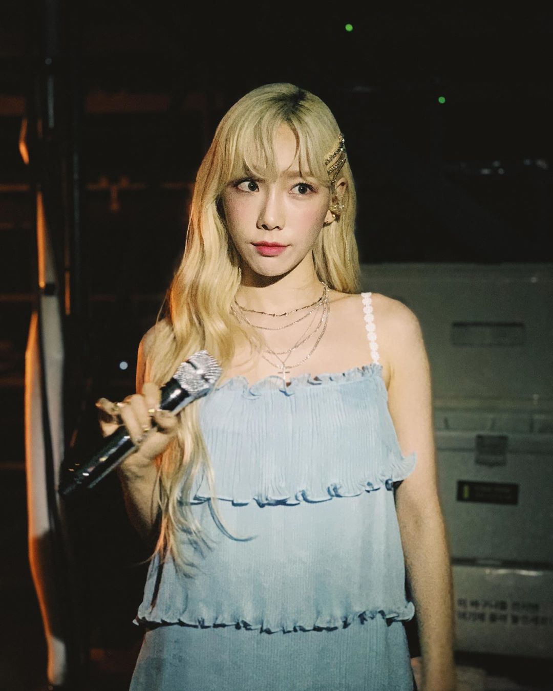 Taeyeon nhẹ nhàng, dễ thương với váy voan tầng màu xanh nhạt