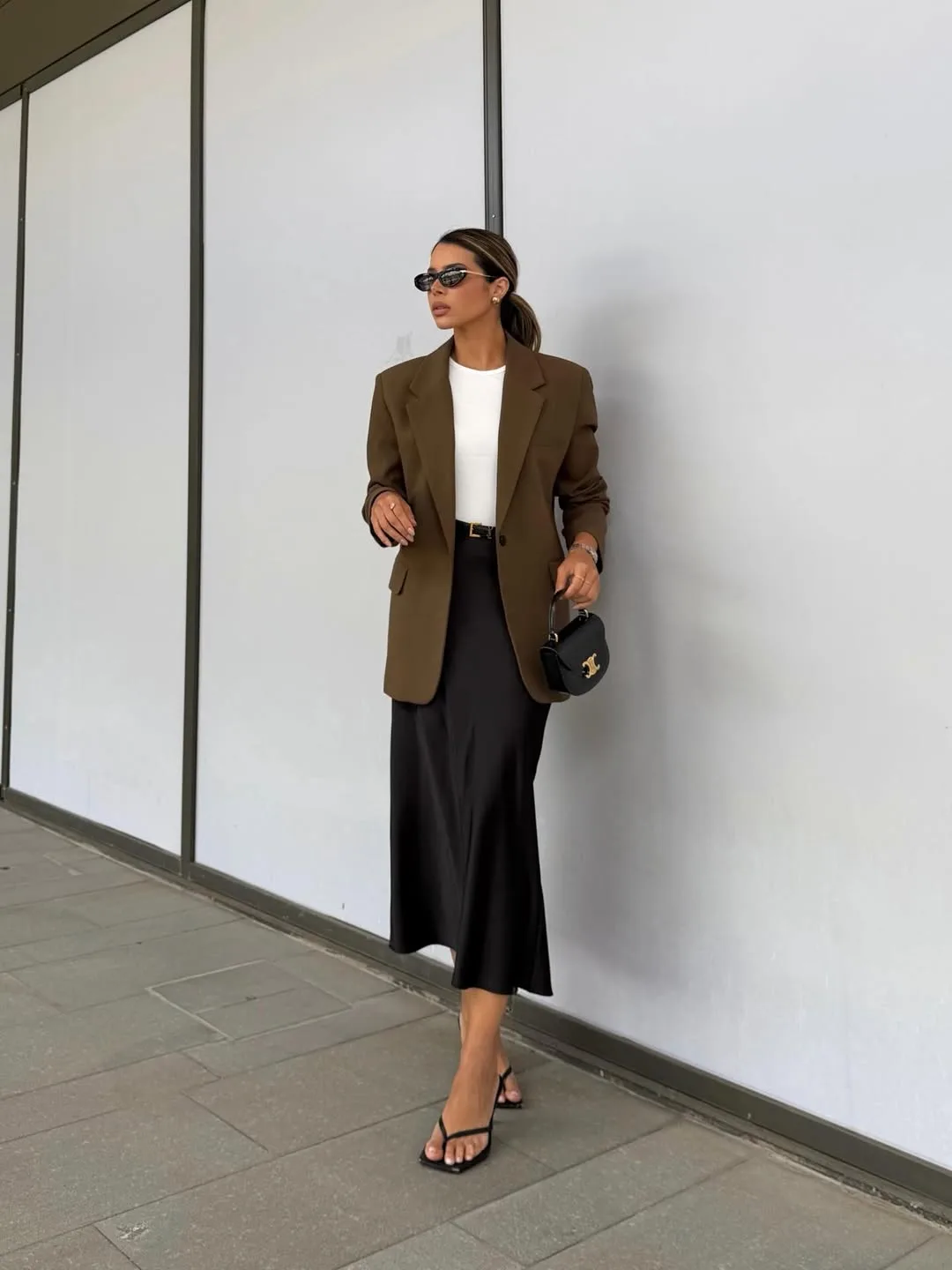 Sự kết hợp hoàn hảo giữa chân váy lụa mềm mại và blazer hiện đại.