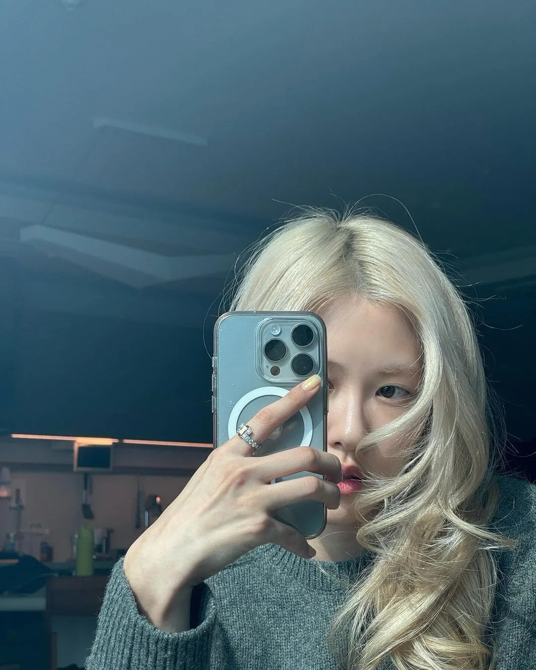 Rosé selfie với màu móng tay bơ vàng