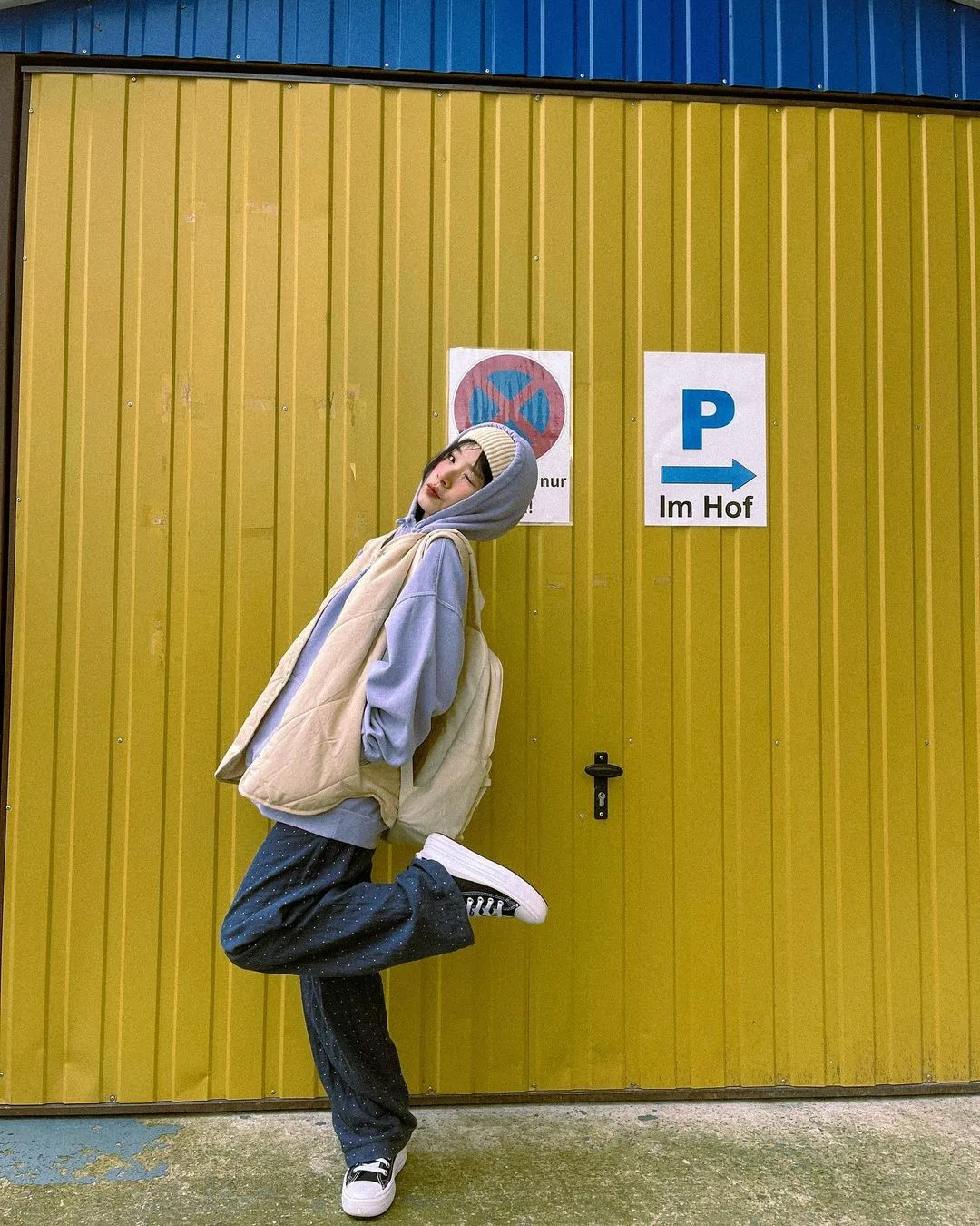 phối đồ normcore với áo cộc tay